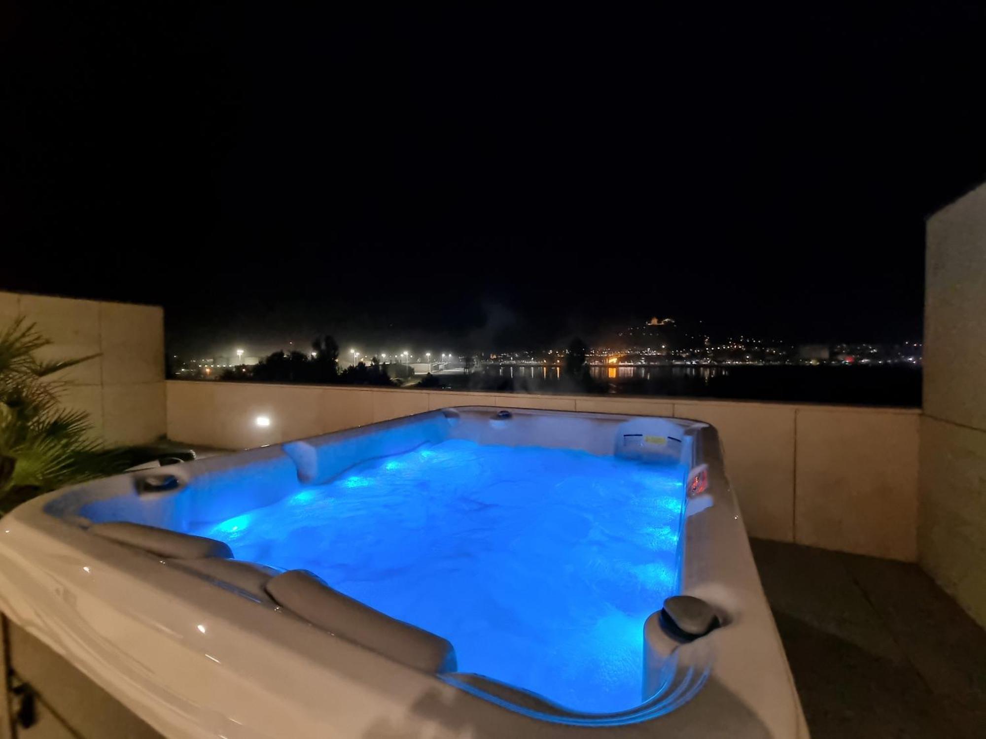 River Town View - Luxury Apartment With Jacuzzi On Terrace Viana do Castelo Eksteriør billede