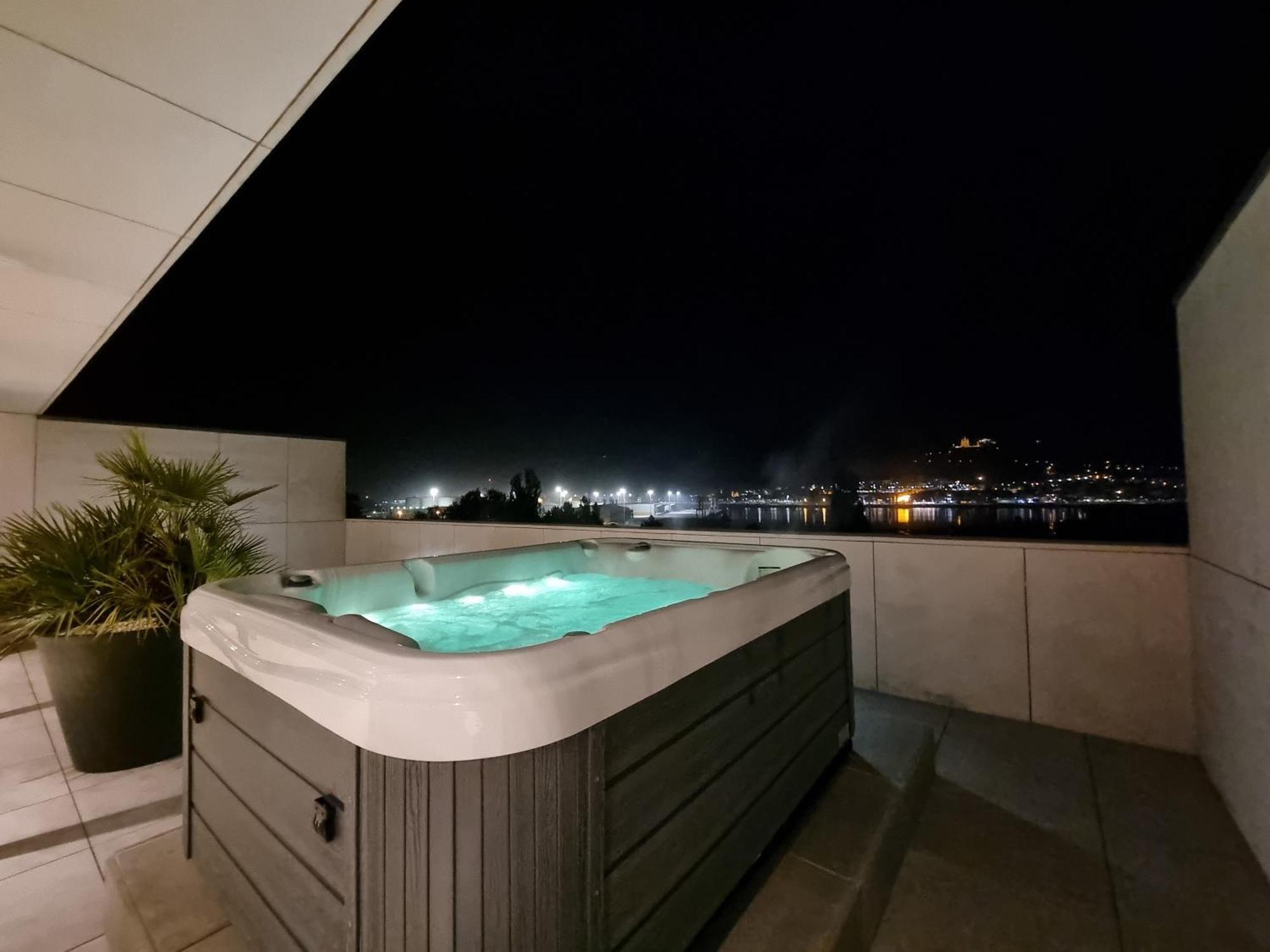 River Town View - Luxury Apartment With Jacuzzi On Terrace Viana do Castelo Eksteriør billede
